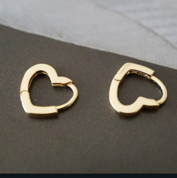 💛💛NEW💛💛SO CUTE!! Heart Huggie Hoop Earrings in GOLD Plating 💛💛 - Picture 2 of 16